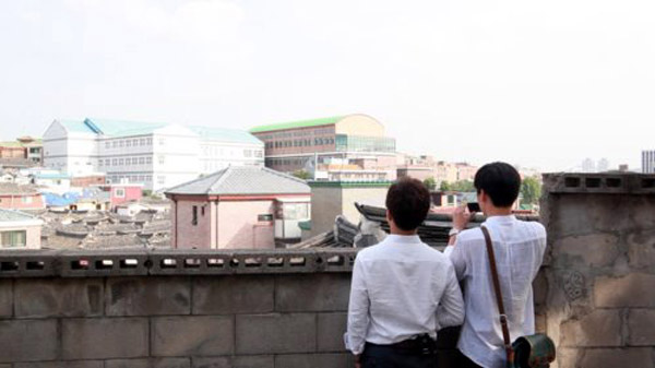 The documentary “City with Life- A Story of the Urban Regeneration in Seoul” is to be screened on November 2. The film, produced by three directors -- Won Ho-sung, Ha Eun-young and Moon Kyeong-rok -- tells the story of two young men living in Seoul who trace back their childhood memories. They grew up together in a small undeveloped neighborhood of the city, a neighborhood that has now been redeveloped and which has taken on a completely new look. 