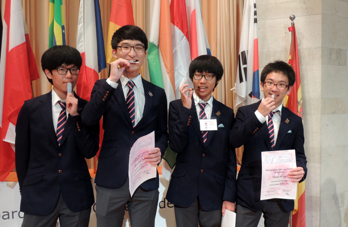 Four students -- (from left) Kim Tae-yoon, Choi Yoon-sung, Kim Jae-yeon and Sohn Young-oh -- win one gold and three silvers, coming in fourth at the International Earth Science Olympiad, held in Santander, Spain, from September 22 to 30. 