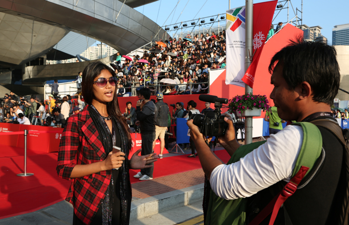 Myanmar’s MRTV-4 reports on the international film festival currently underway in Busan. 