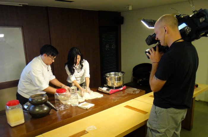 Canada’s CTV films the making of the distilled liquor <i>gayang-ju</i>. 