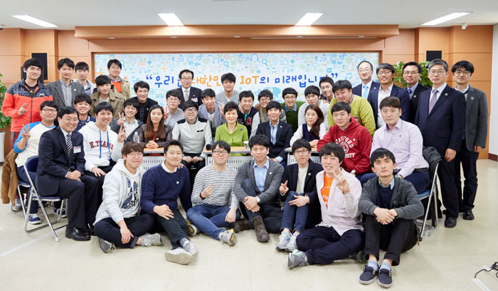 IoT_Center_Visit_President_02.jpg
