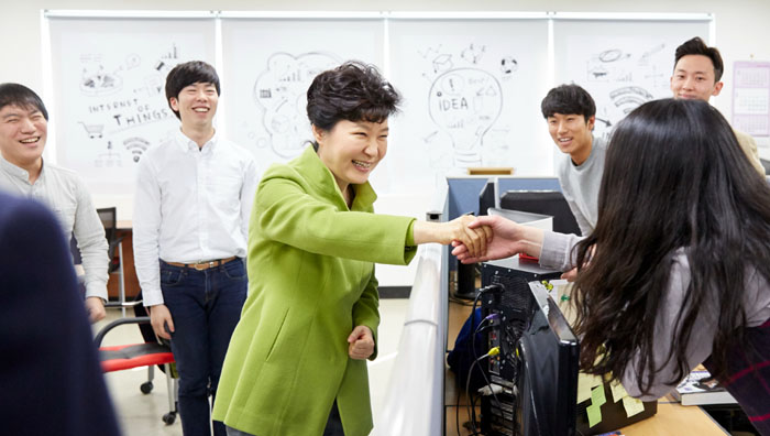 IoT_Center_Visit_President_03.jpg