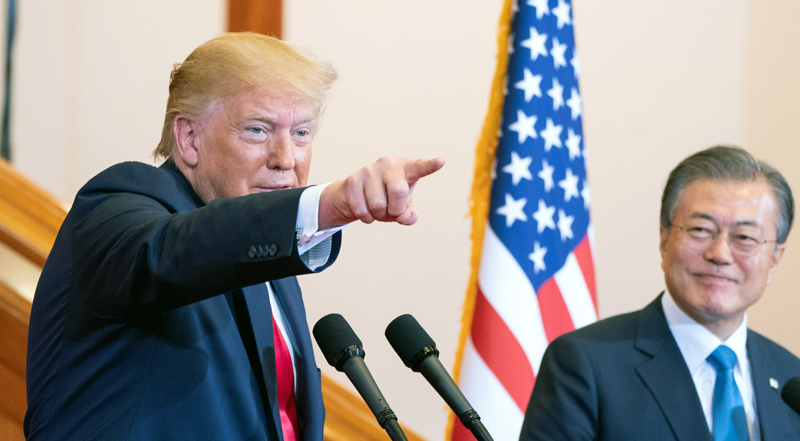 U.S. President Donald Trump (left) and President Moon Jae-in on June 30 hold a joint news conference at Cheong Wa Dae. There, President Moon officially announced that Trump and North Korean leader Kim Jong Un would hold a meeting at the Demilitarized Zone separating the two Koreas.