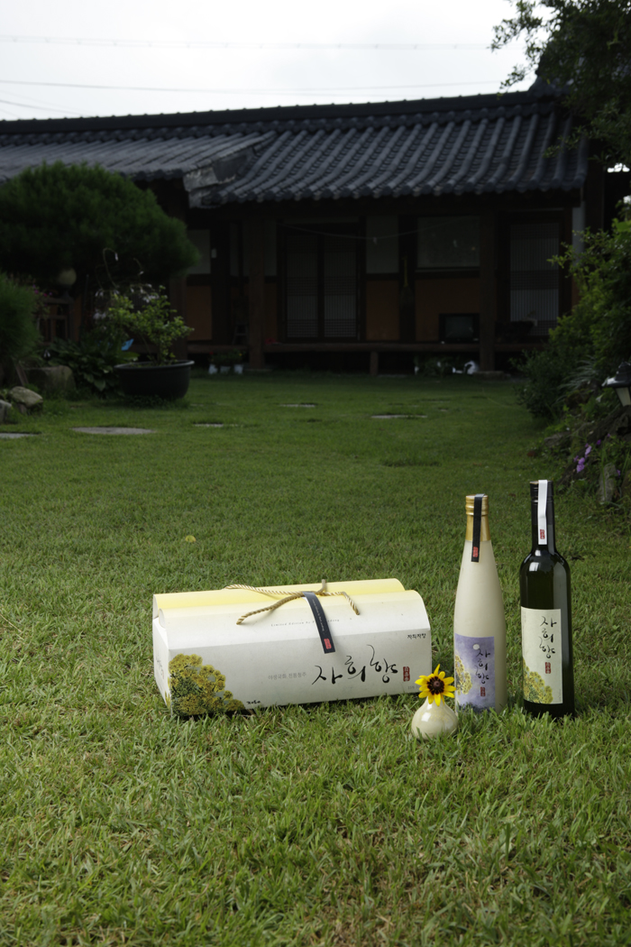  Both Jaheehyang makgeolli (left) and chrysanthemum liquor are characterized by their natural sweetness and aroma, as they are brewed using traditional methods with no artificial sweeteners. 