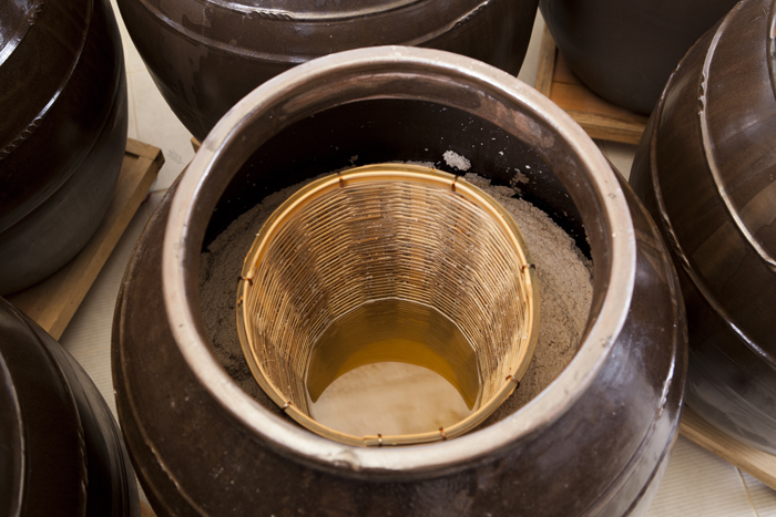 Jaheehyang chrysanthemum liquor, made solely with glutinous rice and traditional yeast, is brewed in an old-style cauldron at a low temperature. 