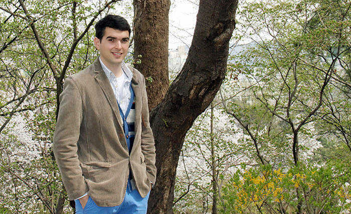 James Hooper says he likes to hike the mountains around Seoul. He poses for a photo on the campus of Kyunghee University. (photo: Yoon Sojung)
