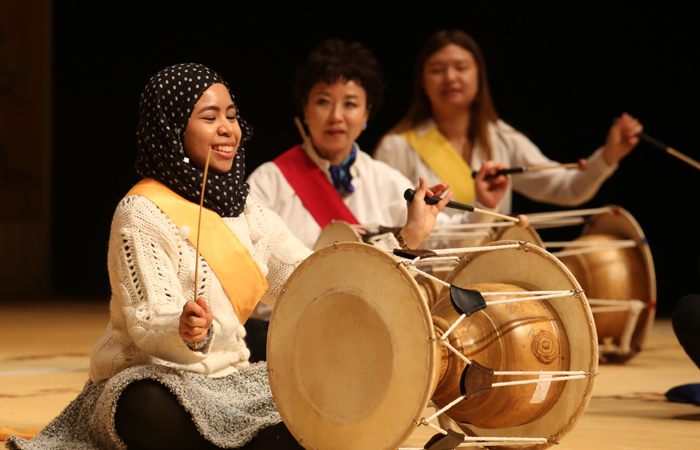 A group of gugak students from the National Gugak Center play the <i>janggu</i> on November 29. 