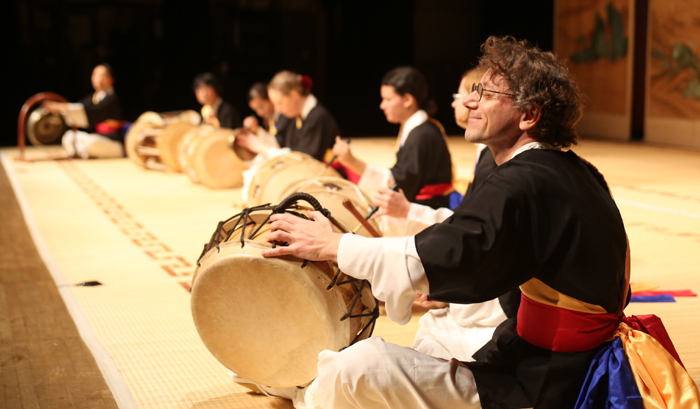 A team led by <i>janggu</i> teacher Hendrikje Lange performs <i>samulnori</i> music in a traditional percussion quartet, part of a special concert at the National Gugak Center on November 29. 