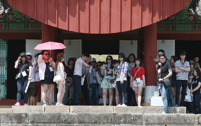 A group of participants listen to the story behind the royal Jangneung tomb in Yeongwol County, Gangwon-do, on May 31. (photo: Jeon Han)