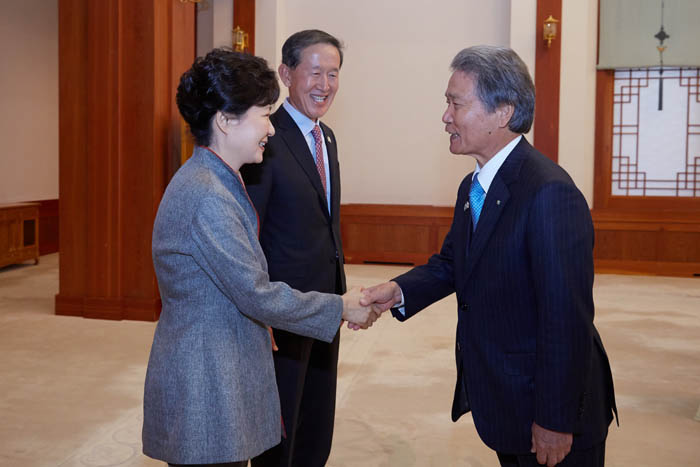 President Park Geun-hye (left) shakes hands with Sadayuki Sakakibara, chairman of the Japan Business Federation, at Cheong Wa Dae on December 1. Sakakibara came to Korea to attend the Korea-Japan Business Council meeting. 