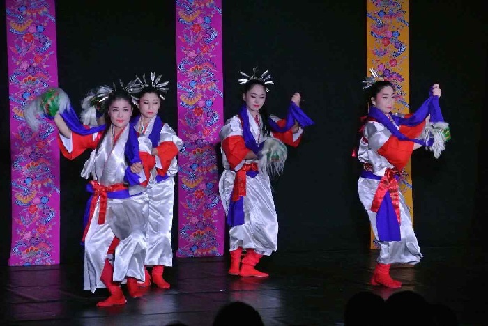 Performers from the Tamagusuku Chokun family present a traditional dance that was enjoyed at the Ryukyuan royal court, at the National Palace Museum of Korea in Jongno-gu, Seoul, on January 17 and 18. 
