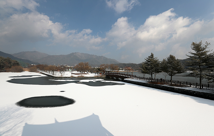 The Uirimji Reservoir (의림지, 義林池), made during the reign of King Jinheung (진흥왕, 眞興王) (r. 526-576), the 24th Silla ruler, still supplies water to nearby farmlands. It's also a frequented esplanade for locals and tourists alike.