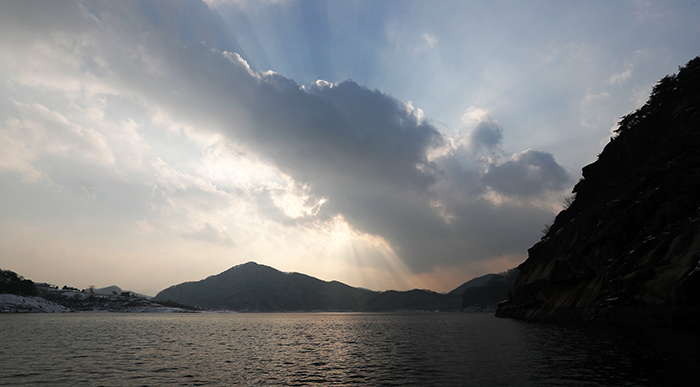 Sunset over Cheongpungho Lake, as seen from a boat, is just like the view of a sunset on the shores of the Yellow Sea.