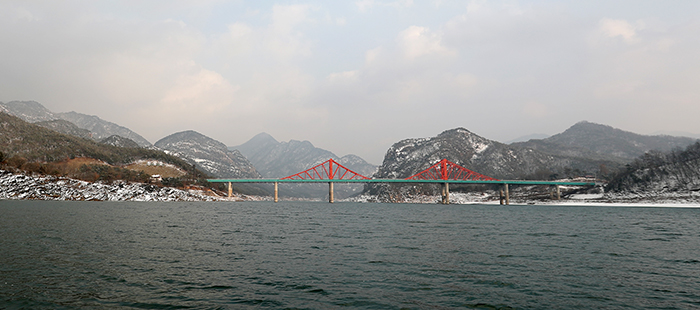 Canoeing and kayaking are available near the Oksundaegyo Bridge at Cheongpungho Lake.