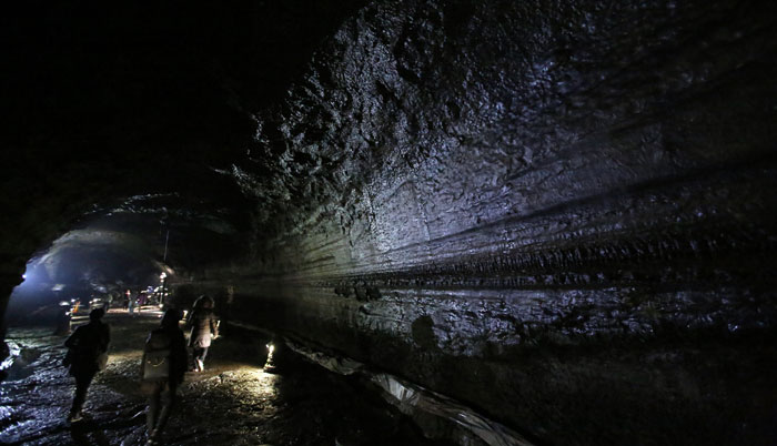 Lava flow lines can be seen along many parts of the Majanggul Cave.