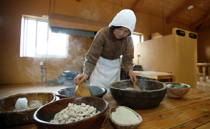 To make the <i>omegitteok</i> cakes, a small amount of boiling water needs to be slowly added to the batter.