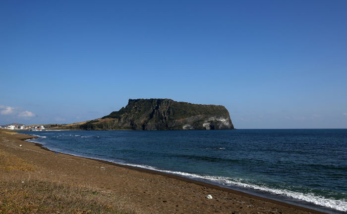 Located off the eastern tip of Jejudo Island, the Seongsan <i>Ilchulbong</i> is created by the explosion of an underwater volcano. This is also one of the <i>oreum</i>, or tiny volcanic zones, scattered across the island.