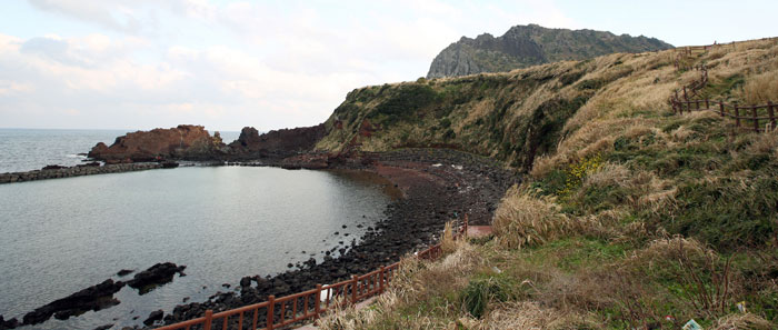 The ocean view can be seen to the right while descending the Seongsan <i>Ilchulbong</i>.