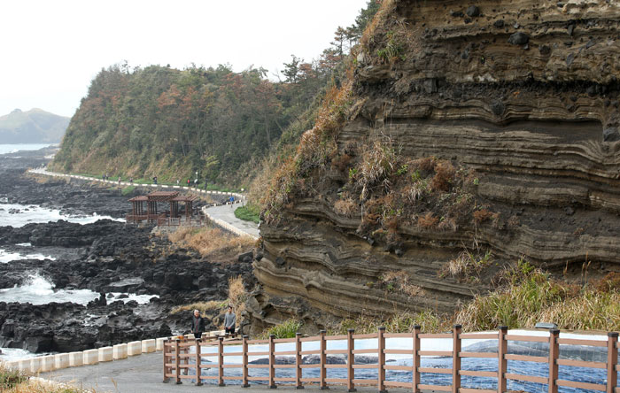 The Suwolbong Volcanic deposits located near Gosan Port show both a beach with black rocks and soil layers composed of deposits and volcanic rock.