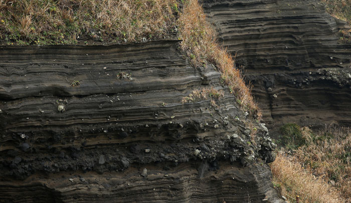 The Suwolbong Volcanic deposits near Gosan Port on Jejudo Island show volcanic rock that has penetrated the higher soil levels due to the force of the explosion of an underwater volcano. 