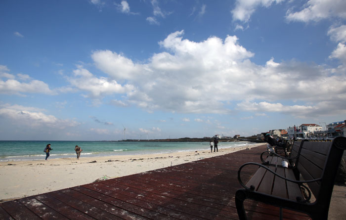 Visitors to the Woljeongni Beach enjoy the beauty of the sand and the sky.