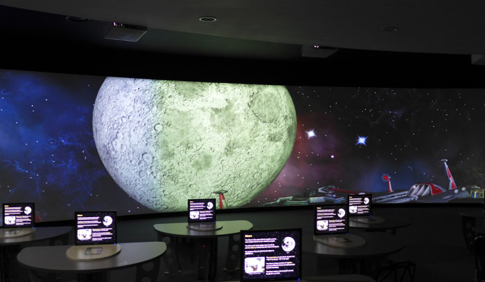 Jointly built with the Central Astronomical Observatory of the Russian Academy of Sciences, the Arius theater shows pictures and videos from outer space. 