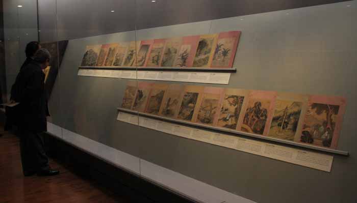 Visitors appreciate the album of Jeong Seon’s paintings, on display at the National Palace Museum of Korea. (Photo: Sohn JiAe)