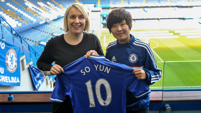 Midfielder Ji So-yun (right) poses with her manager Emma Hayes as they hold Ji’s Chelsea jersey, with the name “SO YUN” and the number “10” on its back, at her February 5 official joining ceremony. (photo courtesy of InspoKorea)