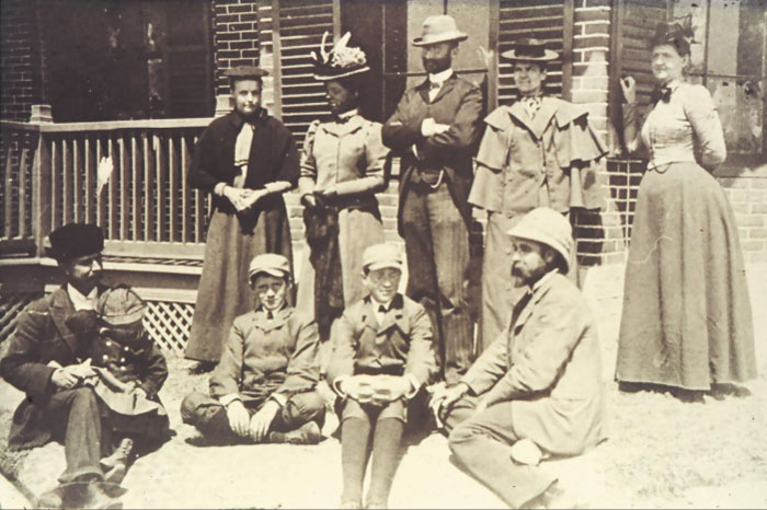 The above photo shows Eugene Bell (1868-1925), holding a child in the front row, and Horace Newton Allen (1858-1932), center in the second row. The two U.S. missionaries were in charge of the missionary works in the northern and southern parts of Korea in the late 18th century on behalf of the Northern and Southern Presbyterian Church. (photo courtesy of John Linton)