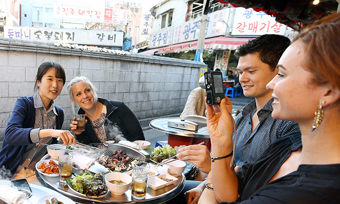 On May 15, tourists take a photo in a restaurant along Jongno-3-ga's 'Gogi golmok,' or, 'Meat Alley,' before digging in to their dinner. (photo: Jeon Han)