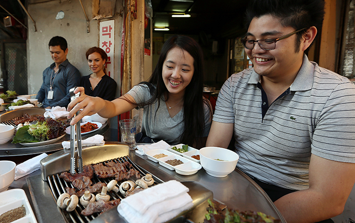 Jongno-3-ga's '<i>Gogi golmok,</i>' or, '<i>Meat Alley</i>,' is highly popular for its atmosphere, taste and perfect price, aimed at those light in the pocket. (photo: Jeon Han)
