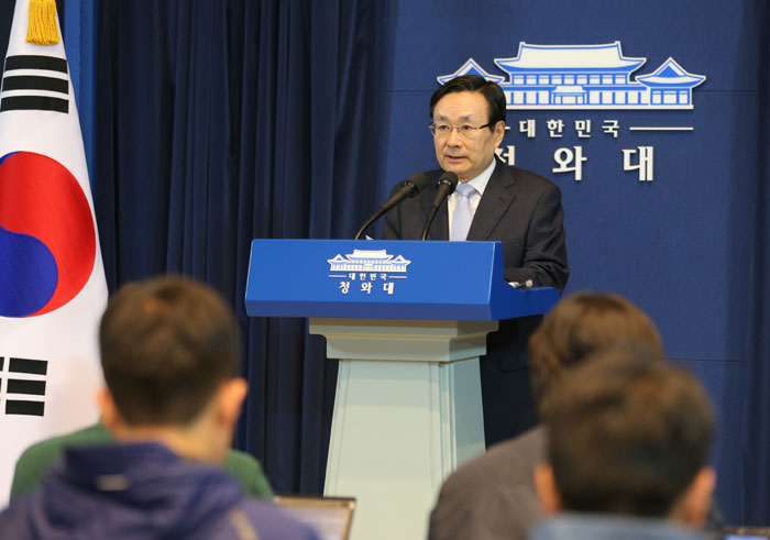 Ju Chul-ki, senior presidential secretary for foreign affairs, briefs journalists about the upcoming presidential visit to the U.S. at the Chunchugwan Press Center at Cheong Wa Dae on Oct. 11.