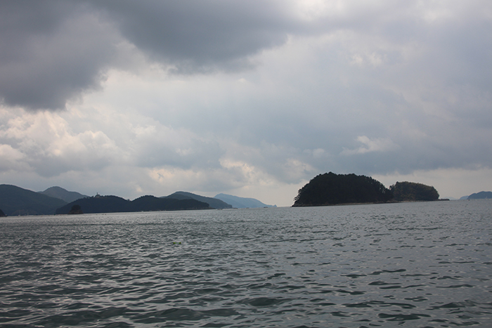 The coastal waters off Tongyeong were the site of a famous naval battle. On the seventh day of the seventh lunar month in 1592 the two navies of Joseon and Japan conflicted in the sea around Hansando Island (한산도, 閑山島). It ended in the result of an overwhelming victory for Joseon. The photo above is the water around Hansando Island.