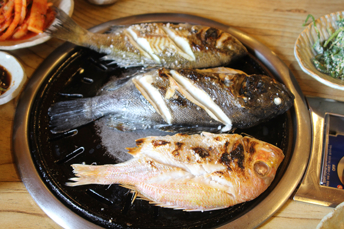 It's lunch in Tongyeong. Fresh fish, spring herbs, the surrounding mountains and the seaside city stimulate people's appetites. The amount of food served includes big portions that the camera can't include.