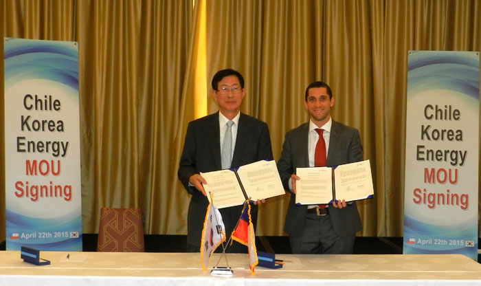 KEPCO President Cho Hwan-eik (left) and Jorge Pizarro, Chile’s executive vice-president of the Foreign Investment Committee, pose for a photo after signing an MOU in Santiago on April 22, 2015.