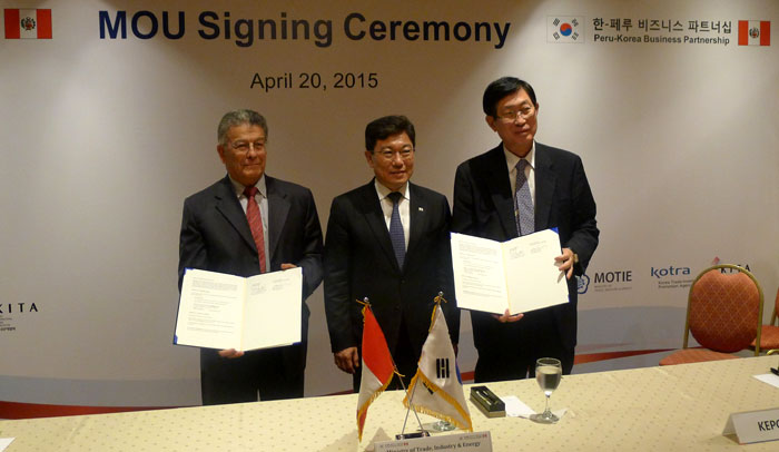 An MOU signing-ceremony involving representatives of the Korean government, the Peruvian Ministry of Energy and Mines and Grupo Distriluz takes place in Lima on April 20, 2015.