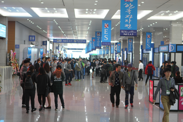 Spectators crowd the KINTEX halls to visit the 2014 Korea Electronics Show on its opening day, October 14. 