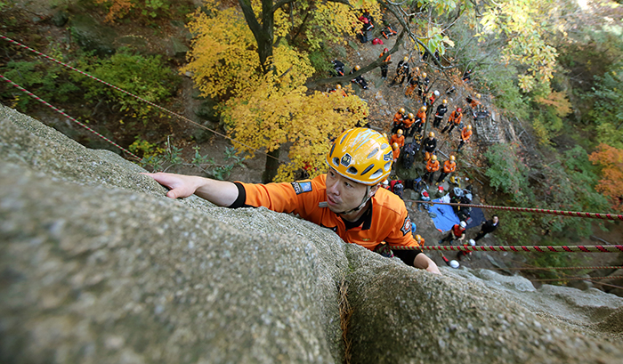New entrants to the Gyeonggi Fire Service Academy take a rock climbing course with instructors from the National Park School of Mountaineering Safety on October 29. 