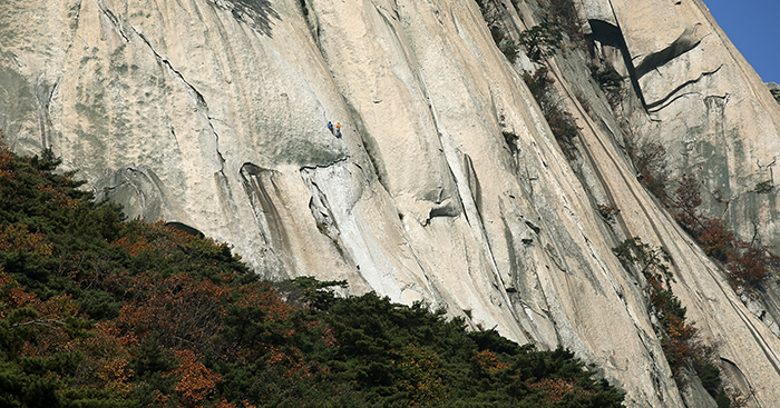  The rock face of Seoninbong Peak is part of Dobongsan Mountain, in Bukhansan National Park, on October 29. 