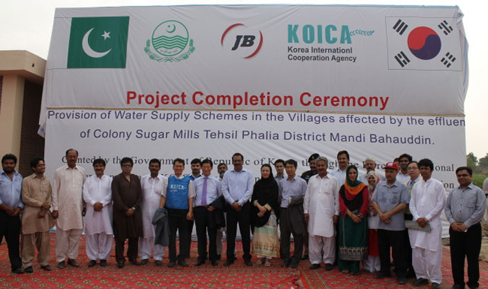 KOICA will build a sewage treatment plant in Punjab, Pakistan, which will supply clean drinking water to the people. The above photo shows the ceremony to mark the completion of a water project in Mandi Bahauddin, Punbjab, which took place in June 2014.