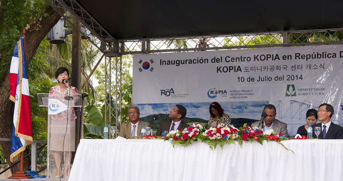 NAAS President Chun Hye-kyung (left) delivers congratulatory remarks at the opening ceremony of the KOPIA center in Santo Domingo, Dominican Republic, on July 10. (photo courtesy of the Rural Development Administration)