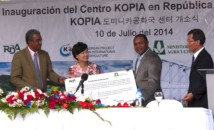 NAAS President Chun Hye-kyung (second from left) offers a symbolic donation certificate for agricultural machinery to Dominican Vice Minister of Agriculture Claudio Jiménez at the opening ceremony of the KOPIA center in Santo Domingo on July 10. (photo courtesy of the Rural Development Administration)