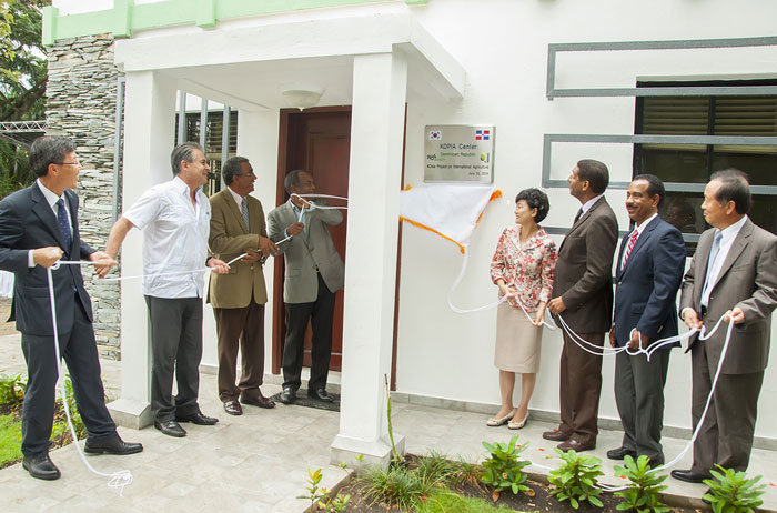 Dominican Vice Minister of Agriculture Claudio Jiménez (fourth from left), Deputy Minister for International Cooperation Inocencia Garcia Javier (third from right) and NAAS President Chun Hye-kyung (fourth from right) unveil the KOPIA center signboard in Santo Domingo on July 10. (photo courtesy of the Rural Development Administration)