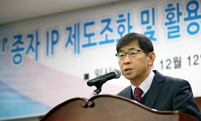 Shin Hyun-kwan, director general of the KSVS, emphasizes the importance of the seed industry during a symposium co-hosted by the KSVS and the KIPO on December 12.