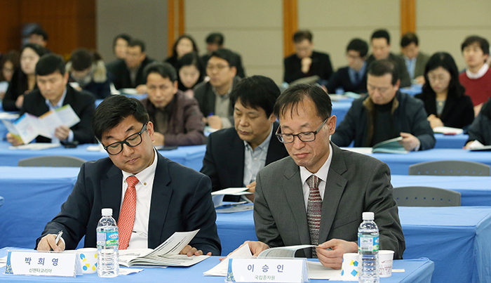 Experts in the seed industry, including Lee Seung-in (right), an examiner at the KSVS, listen to the presentations during the symposium on December 12. 
