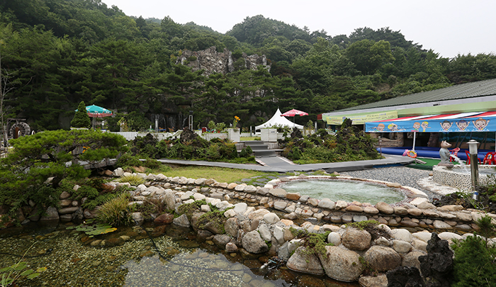 Jirisan Spa Land in Gurye, South Jeolla Province is known for its water rich in minerals. (photo: Jeon Han)
