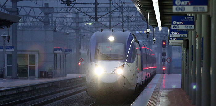 KORAIL's KTX train at Yongsan Station heads for South Jeolla Province. (photo: Jeon Han)