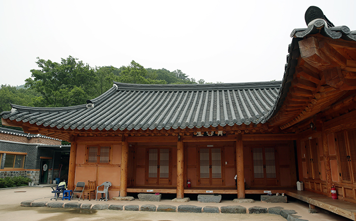 Pictured is where visitors can sleep and rest during the temple stay program. (photo: Jeon Han)