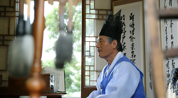 Jeong Sang-wuk, working as Honorary Champan, explains the history of the house and the region. (photo: Jeon Han) 