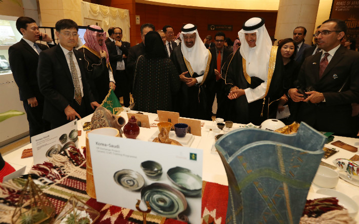 Acting Minister and first Vice Minister of Culture, Sports and Tourism Song Sookeun (second from left), Saudi Energy Minister Khalid A. Al-Falih (third from left), Saudi Arabian Prince Sultan bin Salman bin Abdulazia (fourth from left) and other dignitaries visit the National Museum of Korea in Seoul to see the special exhibition, on May 8. (Heo Manjin, Ministry of Culture, Sports and Tourism)